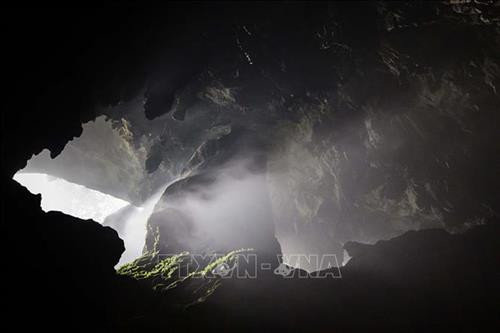 Hang Sơn Đoòng còn sở hữu một hệ thống sông ngầm lớn, được hình thành bởi sự giao thoa của 2 con sông. Cuối hang là bức tường đá vôi cao 90 mét, hay còn gọi là “Bức Tường Việt Nam”. Ảnh: TTXVN Các đặc điểm vĩ đại khác của hang làm cho Sơn Đoòng trở thành một tác phẩm thiên nhiên tuyệt vời chính là hệ thống sông ngầm, các khối thạch nhũ khổng lồ, các hố sụt và giếng trời tự nhiên. Ảnh: TTXVN Kích thước khổng lồ của hang cũng giúp cho các đám mây hình thành ngay trong hang từ các mạch sông ngầm. Ảnh: TTXVN
