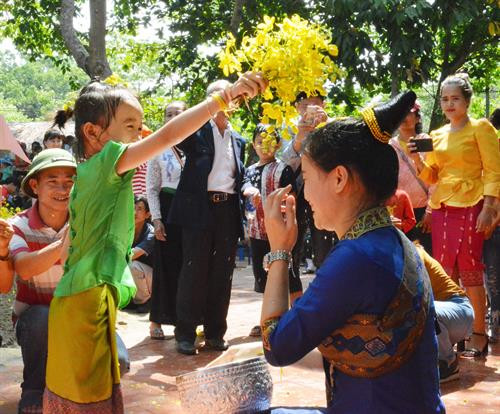 Hội té nước trong ngày Tết của dân tộc Lào. Ảnh: Tuấn Anh – TTXVN Hội té nước trong ngày Tết của dân tộc Lào. Ảnh: Tuấn Anh – TTXVN