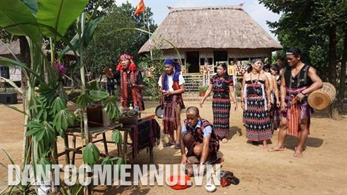 Thầy cúng làm lễ cúng ngoài trời với các con vật hiến sinh. Ảnh: Hoàng Hải