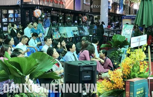 Quang cảnh chương trình giao lưu, giới thiệu sách Vùng đất Nam Bộ
