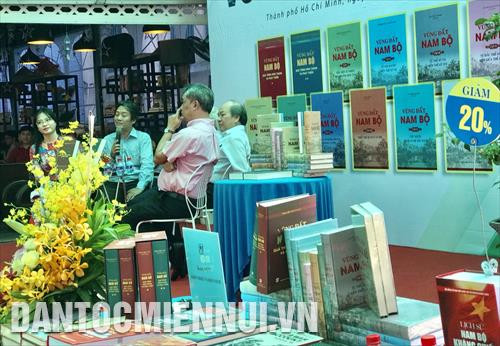 Quang cảnh chương trình giao lưu, giới thiệu sách Vùng đất Nam Bộ