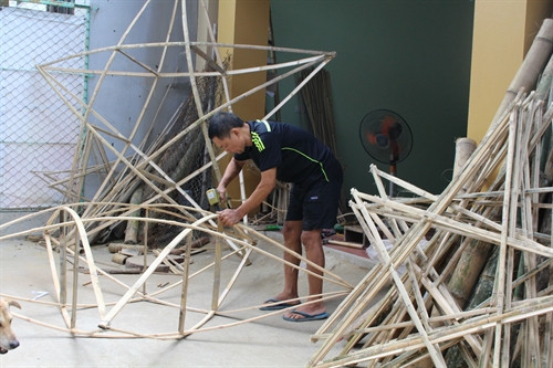 Công đoạn làm lồng đèn Trung thu.