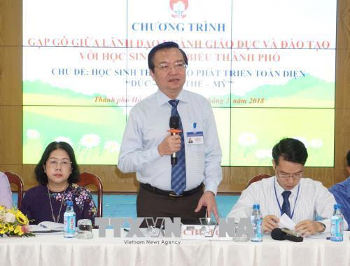 Ông Lê Hồng Sơn, Giám đốc Sở Giáo dục và Đào tạo Thành phố Hồ Chí Minh, trao đổi với các em học sinh tại chương trình. Ảnh: Thu Hoài - TTXVN