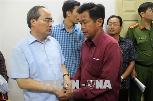 Ông Nguyễn Thiện Nhân thăm hỏi, động viên thân nhân gia đình có người tử vong trong vụ cháy tại nhà tang lễ Bệnh viện Nguyễn Tri Phương. Ảnh: Đinh Hằng - TTXVN Ông Nguyễn Thiện Nhân thăm hỏi, động viên thân nhân gia đình có người tử vong trong vụ cháy tại nhà tang lễ Bệnh viện Nguyễn Tri Phương. Ảnh: Đinh Hằng - TTXVN