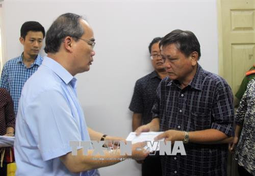 Ông Nguyễn Thiện Nhân thăm hỏi, động viên thân nhân gia đình có người tử vong trong vụ cháy tại nhà tang lễ Bệnh viện Nguyễn Tri Phương. Ảnh: Đinh Hằng - TTXVN Ông Nguyễn Thiện Nhân thăm hỏi, động viên thân nhân gia đình có người tử vong trong vụ cháy tại nhà tang lễ Bệnh viện Nguyễn Tri Phương. Ảnh: Đinh Hằng - TTXVN