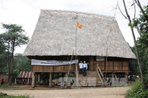 Nhà Rông làng Đăk Trăm, xã Đăk Trăm, huyện Đắk Tô, tỉnh Kon Tum, được làm mới từ tiền chi trả dịch vụ bảo vệ môi trường rừng. Ảnh: Hồng Điệp – TTXVN Nhà Rông làng Đăk Trăm, xã Đăk Trăm, huyện Đắk Tô, tỉnh Kon Tum, được làm mới từ tiền chi trả dịch vụ bảo vệ môi trường rừng. Ảnh: Hồng Điệp – TTXVN