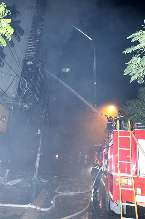 Sau những nỗ lực của cảnh sát phòng cháy chữa cháy, vụ hỏa hoạn xảy ra tối 17/9 tại quán Royal karaoke ở 83 phố Nguyễn Khangi đã cơ bản được khống chế vào khoảng 21 giờ 10 phút cùng ngày. Ảnh: Quốc Khánh- TTXVN Sau những nỗ lực của cảnh sát phòng cháy chữa cháy, vụ hỏa hoạn xảy ra tối 17/9 tại quán Royal karaoke ở 83 phố Nguyễn Khangi đã cơ bản được khống chế vào khoảng 21 giờ 10 phút cùng ngày. Ảnh: Quốc Khánh- TTXVN