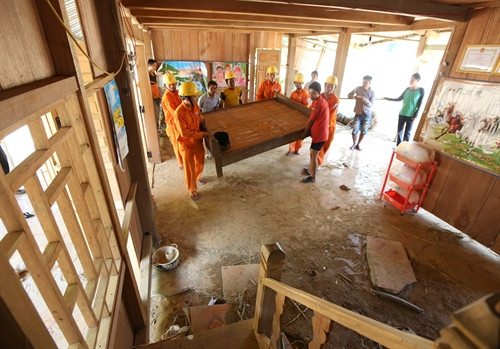 Công nhân ngành điện lực giúp người dân vùng bị ảnh hưởng do sự cố hầm dẫn dòng thủy điện sông Bung 2 don dẹp nhà cửa, sớm ổn định cuộc sống Công nhân ngành điện lực giúp người dân vùng bị ảnh hưởng do sự cố hầm dẫn dòng thủy điện sông Bung 2 don dẹp nhà cửa, sớm ổn định cuộc sống