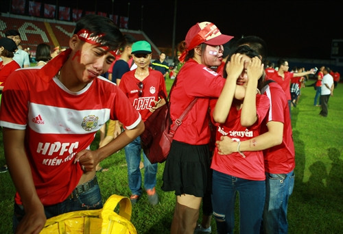 Nỗi buồn của cổ động viên Hải Phòng khi đội nhà không giành được ngôi vô đich mặc dù đội Hải Phòng giành chiến thắng trước Sông Lam Nghệ An với tỷ số 3 - 0 trên sân Lạch Tray chiều 18/9. Ảnh: Lâm Khánh- TTXVN Nỗi buồn của cổ động viên Hải Phòng khi đội nhà không giành được ngôi vô đich mặc dù đội Hải Phòng giành chiến thắng trước Sông Lam Nghệ An với tỷ số 3 - 0 trên sân Lạch Tray chiều 18/9. Ảnh: Lâm Khánh- TTXVN