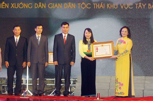 Đồng chí Phạm Thị Thanh Trà (ngoài cùng bên phải), Ủy viên Trung ương Đảng, Bí thư Tỉnh ủy, Chủ tịch UBND tỉnh Yên Bái trao tặng Huân chương Lao động hạng Nhất cho thị xã Nghĩa Lộ. Ảnh: Thế Duyệt- TTXVN