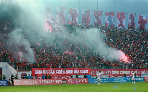 Cổ động viên Hải Phòng quá khích đốt pháo sáng trên khán đài khi đội nhà không giành được ngôi vô đich. Ảnh: Lâm Khánh- TTXVN Cổ động viên Hải Phòng quá khích đốt pháo sáng trên khán đài khi đội nhà không giành được ngôi vô đich. Ảnh: Lâm Khánh- TTXVN