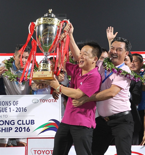 Niềm vui của lãnh đạo đội Hà Nội T&T khi đội nhà giành ngôi vô địch giải bóng đá vô địch quốc gia năm 2016. Ảnh:Quốc Khánh- TTXVN Niềm vui của lãnh đạo đội Hà Nội T&T khi đội nhà giành ngôi vô địch giải bóng đá vô địch quốc gia năm 2016. Ảnh:Quốc Khánh- TTXVN