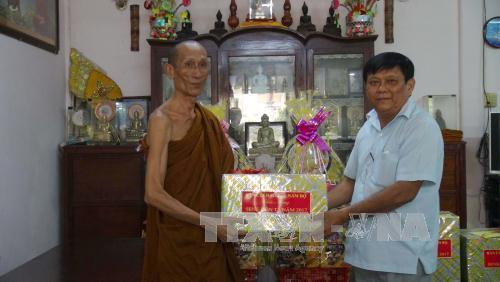 Chiều 14/9/2017, đoàn công tác của Ban Chỉ đạo Tây Nam Bộ do ông Hà Hữu Liền, Vụ trưởng Vụ Dân tộc - Tôn giáo làm trưởng đoàn đã đến thăm, tặng quà chúc mừng các chùa nhân dịp lễ Sene Đolta của đồng bào Khmer tại tỉnh Trà Vinh. Trong ảnh: Ông Hà Hữu Liền tặng quà cho Hội đoàn kết sư sãi yêu nước tỉnh Trà Vinh. Ảnh: Thanh Hòa-TTXVN Chiều 14/9/2017, đoàn công tác của Ban Chỉ đạo Tây Nam Bộ do ông Hà Hữu Liền, Vụ trưởng Vụ Dân tộc - Tôn giáo làm trưởng đoàn đã đến thăm, tặng quà chúc mừng các chùa nhân dịp lễ Sene Đolta của đồng bào Khmer tại tỉnh Trà Vinh. Trong ảnh: Ông Hà Hữu Liền tặng quà cho Hội đoàn kết sư sãi yêu nước tỉnh Trà Vinh. Ảnh: Thanh Hòa-TTXVN