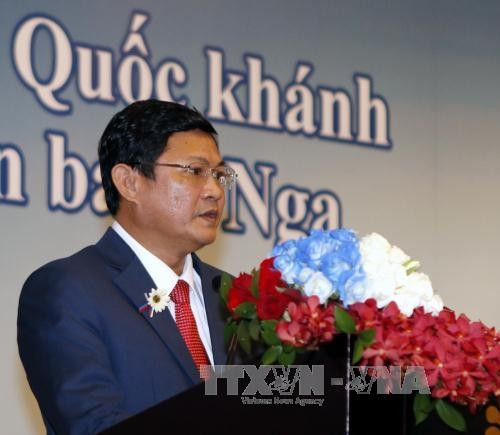 Phó Chủ tịch Uỷ ban nhân dân Thành phố Hồ Chí Minh Huỳnh Cách Mạng phát biểu chúc mừng Quốc khánh Liên bang Nga. Ảnh: Hoàng Hải – TTXVN.