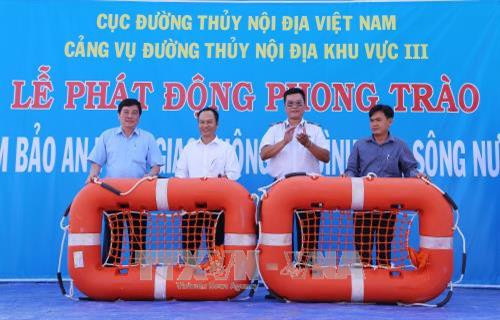 Trao áo phao cứu hộ cho những chủ phương tiện giao thông đường thủy. Ảnh: Nam Thái – TTXVN Trao áo phao cứu hộ cho những chủ phương tiện giao thông đường thủy. Ảnh: Nam Thái – TTXVN