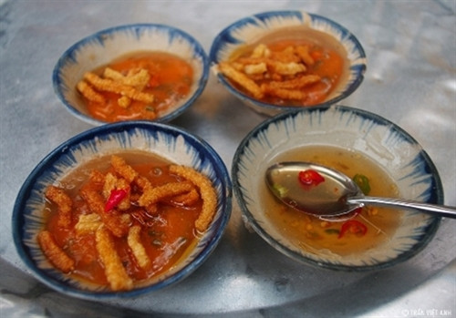 Bánh bèo Hội An thường được đặt trong các chén nhỏ, nhân tôm thịt, phía trên có miếng da heo chiên. Thực khách thường chan nước mắm ớt lên rồi thưởng thức. Các quán nhỏ ở Cẩm Châu, Cẩm Nam hay trong chợ Hội An được nhiều du khách lựa chọn. Giá một chén khoảng 3.000 đồng. Ảnh: Trần Việt Anh Bánh bèo Hội An thường được đặt trong các chén nhỏ, nhân tôm thịt, phía trên có miếng da heo chiên. Thực khách thường chan nước mắm ớt lên rồi thưởng thức. Các quán nhỏ ở Cẩm Châu, Cẩm Nam hay trong chợ Hội An được nhiều du khách lựa chọn. Giá một chén khoảng 3.000 đồng. Ảnh: Trần Việt Anh