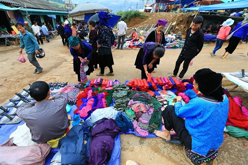 Dù chỉ mua một ít thịt nhưng người dân vẫn xuống chợ phiên để gặp gỡ bạn bè, đây là nét đặc sắc của chợ phiên vùng cao. Chợ là nơi gặp gỡ giao lưu của bà con các dân tộc. Hương thơm tự làm của đồng bào được bày bán tại chợ. Một góc chợ phiên. Các mặt hàng nông sản được bày bán tại phiên chợ. Khách mua hàng lựa chọn sản phẩm ưng ý. Các mặt hàng được bày bán tại chợ. Hàng thổ cẩm được bày bán tại chợ. Những thiếu nữ người Mông lần đầu tiên được xuống chợ. Dù chỉ mua một ít thịt nhưng người dân vẫn xuống chợ phiên để gặp gỡ bạn bè, đây là nét đặc sắc của chợ phiên vùng cao. Chợ là nơi gặp gỡ giao lưu của bà con các dân tộc. Hương thơm tự làm của đồng bào được bày bán tại chợ. Một góc chợ phiên. Các mặt hàng nông sản được bày bán tại phiên chợ. Khách mua hàng lựa chọn sản phẩm ưng ý. Các mặt hàng được bày bán tại chợ. Hàng thổ cẩm được bày bán tại chợ. Những thiếu nữ người Mông lần đầu tiên được xuống chợ.