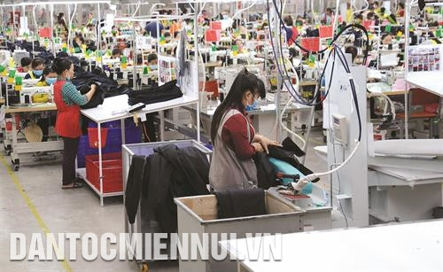 Giao thông nông thôn ở xã biên giới Bình Hiệp, thị xã Kiến Tường được mở rộng, bê tông hóa, góp phần vào việc lưu thông được thuận lợi hơn. Ảnh: An Hiếu Sản xuất sản phẩm may mặc xuất khẩu tại Công ty TNHH Tainan Enterprises - một trong những nhà đầu tư tại Khu công nghiệp Cửa khẩu quốc tế Bình Hiệp. Ảnh: An Hiếu