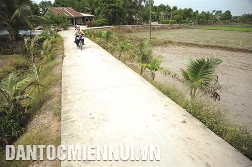 Giao thông nông thôn ở xã biên giới Bình Hiệp, thị xã Kiến Tường được mở rộng, bê tông hóa, góp phần vào việc lưu thông được thuận lợi hơn. Ảnh: An Hiếu Sản xuất sản phẩm may mặc xuất khẩu tại Công ty TNHH Tainan Enterprises - một trong những nhà đầu tư tại Khu công nghiệp Cửa khẩu quốc tế Bình Hiệp. Ảnh: An Hiếu