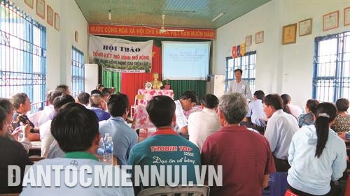 Ông Huỳnh Kỳ Tâm ở ấp Gò Dưa (xã Bình Hiệp, thị xã Kiến Tường) đã hiến khoảng 1500 m2 đất để làm đường xây dựng nông thôn mới; mạnh dạn đầu tư phát triển kinh tế hộ gia đình. Trong ảnh: Mô hình nuôi dê giúp gia đình ông Tâm nâng cao thu nhập, cải thiện đời sống. Ảnh: An Hiếu Nông dân xã Bình Hiệp dự Hội thảo tổng kết mô hình mở rộng ứng dụng công nghệ cao trong nông nghiệp tại Nhà Văn hóa - Thể thao ấp Ông Nhan Đông. Ảnh: An Hiếu Tỉnh Long An chủ trương hình thành vùng sản xuất nông nghiệp công nghệ cao ở khu vực biên giới. Ảnh: An Hiếu