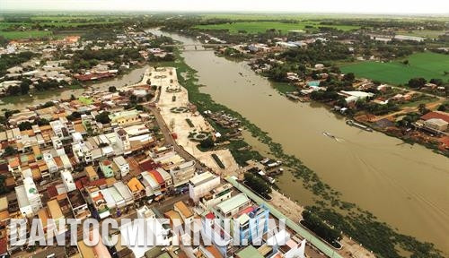 Sông Vàm Cỏ Tây đoạn chảy qua thị xã Kiến Tường, tuyến sông có nhiều tiềm năng phát triển giao thông đường thủy, không chỉ góp phần giảm tải cho các tuyến đường bộ Quốc lộ 32 mà còn rút ngắn thời gian vận chuyển hàng hóa đến cảng Quốc tế Long An. Ảnh: An Hiếu