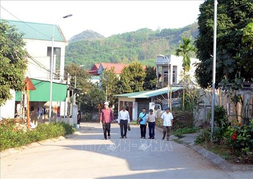 Tuyến đường trục chính qua thôn 11, phường Đội Cấn, thành phố Tuyên Quang được mở rộng nhờ những đóng góp của các đảng viên và người dân trong thôn. Ảnh: Quang Cường - TTXVN