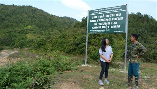 Anh Thào A Của (phải) trưởng bản Nả Khắt (Yên Bái) cho biết về việc nhận và sử dụng tiền dịch vụ môi trường rừng. Ảnh : yenbai.gov.vn Anh Thào A Của (phải) trưởng bản Nả Khắt (Yên Bái) cho biết về việc nhận và sử dụng tiền dịch vụ môi trường rừng. Ảnh : yenbai.gov.vn