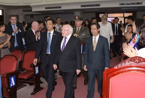 Tổng thống Cộng hòa Ireland đến dự buổi nói chuyện với cán bộ, sinh viên Đại học Quốc gia Hà Nội. . Ảnh: Doãn Tấn – TTXVN