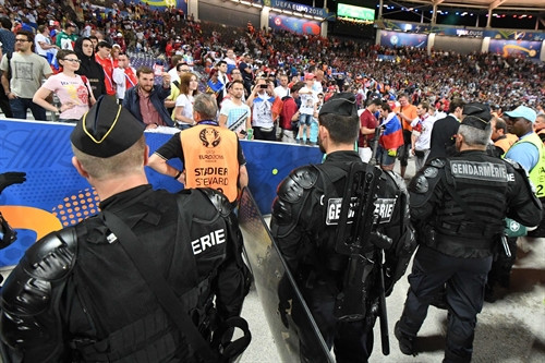 Cảnh sát Pháp triển khai bảo vệ an ninh sau khi kết thúc trận đấu. AFP/TTXVN