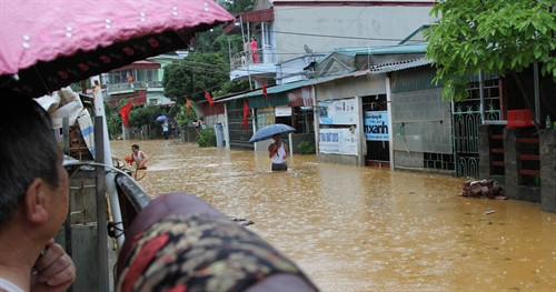 Nhiều nơi ở thành phố Lai Châu bị ngập sâu do mưa to, ảnh hưởng tới sinh hoạt, đi lại của người dân. Ảnh: Quang Duy- TTXVN Nhiều nơi ở thành phố Lai Châu bị ngập sâu do mưa to, ảnh hưởng tới sinh hoạt, đi lại của người dân. Ảnh: Quang Duy- TTXVN