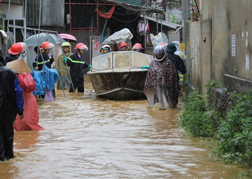 Lực lượng chức năng dùng xuồng sắt giúp bà con di chuyển đồ đạc khỏi vùng bị ngập. Ảnh: Quang Duy- TTXVN Lực lượng chức năng dùng xuồng sắt giúp bà con di chuyển đồ đạc khỏi vùng bị ngập. Ảnh: Quang Duy- TTXVN