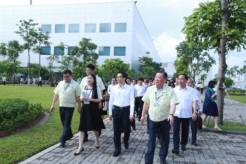 Phó thủ tướng Vũ Đức Đam thăm Công ty Samsung Điện tử Việt Nam Thái Nguyên. Ảnh: Hoàng Hùng – TTXVN