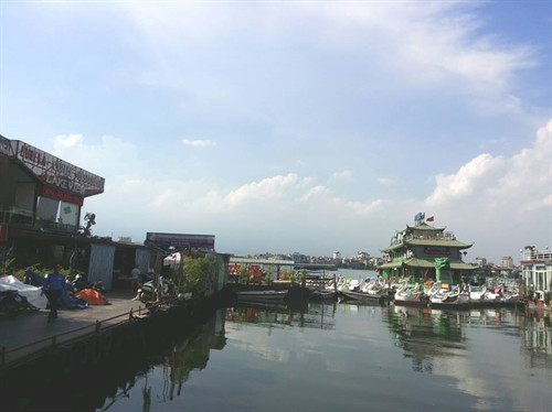 Nhà nổi, du thuyền Hồ Tây đã ngừng hoạt động để chuẩn bị di dời về bến mới tại khu vực Đầm Bảy. Ảnh: Tuyết Mai – TTXVN