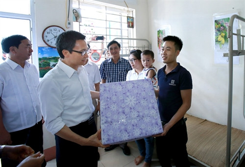Phó thủ tướng Vũ Đức Đam đến thăm và tặng quà cho gia đình công nhân của Công ty cổ phần đầu tư và thương mại TNG Thái Nguyên. Ảnh: Hoàng Hùng – TTXVN