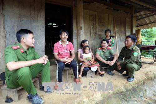 Cán bộ, chiến sỹ công an huyện Điện Biên Đông tuyên truyền, phổ biến pháp luật tới từng hộ dân tại bản Háng Lìa 1, xã Háng Lìa. Ảnh: Phan Tuấn Anh - TTXVN Cán bộ, chiến sỹ công an huyện Điện Biên Đông tuyên truyền, phổ biến pháp luật tới từng hộ dân tại bản Háng Lìa 1, xã Háng Lìa. Ảnh: Phan Tuấn Anh - TTXVN