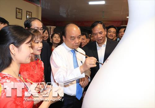 Thủ tướng Nguyễn Xuân Phúc đến thăm Công ty cổ phần gốm Chu Đậu. Ảnh: Thống Nhất –TTXVN Thủ tướng Nguyễn Xuân Phúc đến thăm Công ty cổ phần gốm Chu Đậu. Ảnh: Thống Nhất –TTXVN