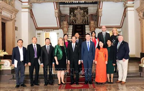 Ông Lê Thanh Liêm và ông Patrick O’Donovan cùng các đại biểu chụp ảnh lưu niệm. Ảnh: Xuân Khu-TTXVN