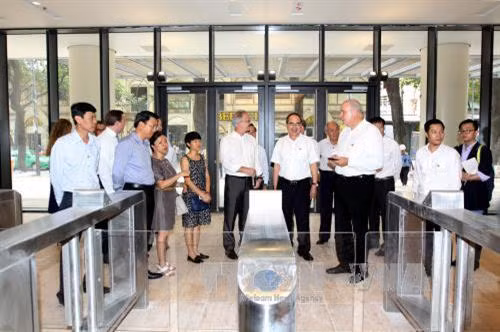 Bí thư Thành ủy thành phố Hồ Chí Minh Nguyễn Thiện Nhân đến thăm và làm việc tại Công trường Ngôi Nhà Đức của Công ty TNHH Ngôi Nhà Đức thành phố Hồ Chí Minh. Ảnh: Thanh Vũ – TTXVN