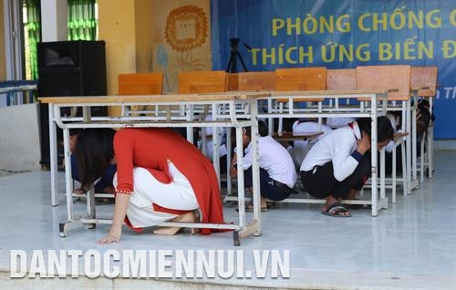 Học sinh Trường trung học cơ sở Hà Huy Tập diễn tập sơ, cấp cứu khi xảy ra tai nạn thương tích. Ảnh: Nguyễn Thành Cô và trò Trường trung học cơ sở Hà Huy Tập được rèn luyện thêm các kỹ năng chủ động ứng phó với tình huống thiên tai khẩn cấp. Ảnh: Nguyễn Thành