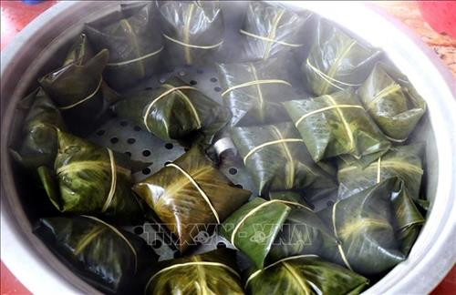 Bánh phu thê đã được hấp chín. Ảnh: Đinh Văn Nhiều-TTXVN