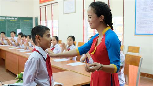 Giờ sinh hoạt của Câu lạc bộ dân ca trường THCS Kim Liên. Ảnh: Bích Huệ - TTXVN Giờ sinh hoạt của Câu lạc bộ dân ca trường THCS Kim Liên. Ảnh: Bích Huệ - TTXVN