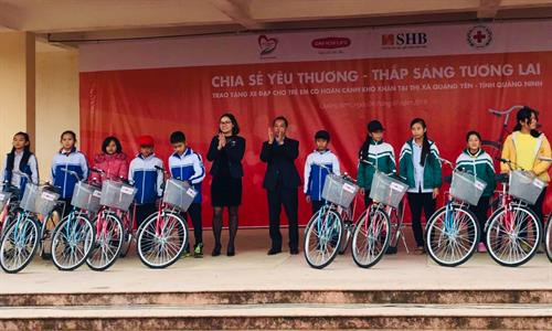 Ngân hàng SHB, Dai-ichi Life Việt Nam và Hội Chữ thập đỏ Việt Nam tặng xe đạp cho các em học sinh có hoàn cảnh khó khăn tại xã Quảng Yên, tỉnh Quang Ninh.Ảnh : redcross.org.vn Ngân hàng SHB, Dai-ichi Life Việt Nam và Hội Chữ thập đỏ Việt Nam tặng xe đạp cho các em học sinh có hoàn cảnh khó khăn tại xã Quảng Yên, tỉnh Quang Ninh.Ảnh : redcross.org.vn
