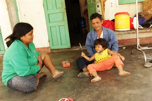 Dù cuộc sống còn nhiều khó khăn, thiếu thốn nhưng vợ chồng anh A Nức vẫn luôn vui vẻ khi ở bên nhau Dù cuộc sống còn nhiều khó khăn, thiếu thốn nhưng vợ chồng anh A Nức vẫn luôn vui vẻ khi ở bên nhau