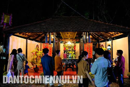 Khách tham quan không gian ngôi nhà Nam Bộ truyền thống ngày Tết tại lễ hội