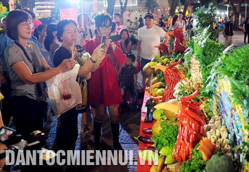 Du khách tham quan ẩm thực cung đình Huế tại lễ hội Tết Việt