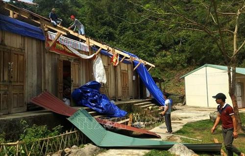 Gió lốc cuốn bay mái 4 phòng học của Trường Dân tộc bán trú tiểu học xã Nậm Ban, huyện Nậm Nhùn (Lai Châu). Ảnh: Việt Hoàng – TTXVN Gió lốc cuốn bay mái 4 phòng học của Trường Dân tộc bán trú tiểu học xã Nậm Ban, huyện Nậm Nhùn (Lai Châu). Ảnh: Việt Hoàng – TTXVN