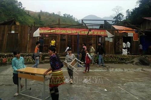 Gió lốc cuốn bay mái 4 phòng học của Trường Dân tộc bán trú tiểu học xã Nậm Ban, huyện Nậm Nhùn (Lai Châu). Ảnh: Việt Hoàng – TTXVN Gió lốc cuốn bay mái 4 phòng học của Trường Dân tộc bán trú tiểu học xã Nậm Ban, huyện Nậm Nhùn (Lai Châu). Ảnh: Việt Hoàng – TTXVN