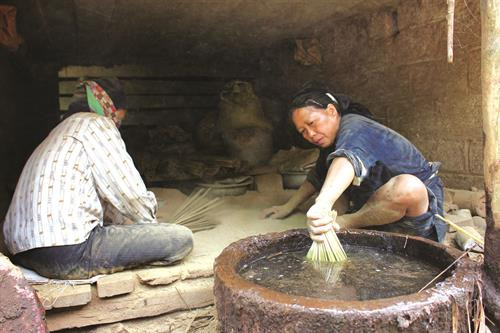 Nghề làm hương của người Nùng ảnh 2 Nghề làm hương của người Nùng ảnh 2