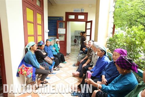 Đồng bào dân tộc giờ đã tin tưởng thực hiện một số kỹ thuật cao tại các bệnh viện tuyến tỉnh. Ảnh: Hoàng Hà