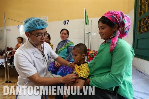 Khám chữa bệnh cho bệnh nhân nhi người Mông tại Bệnh viện đa khoa huyện Mường Khương (Lào Cai). Ảnh: Hoàng Hà